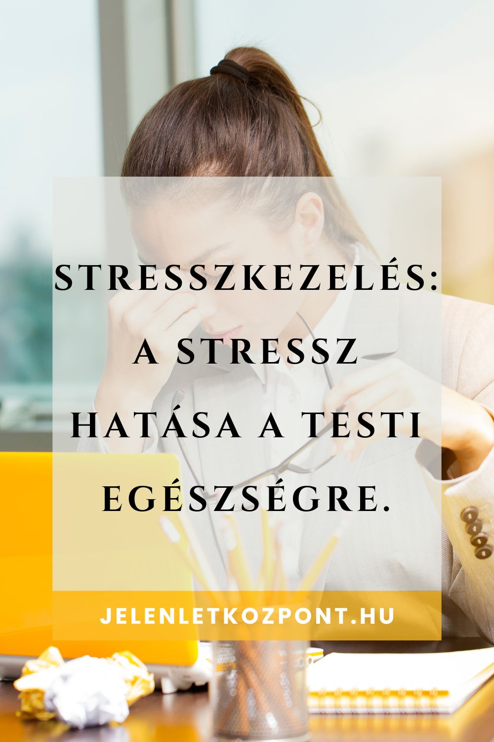 Feszült nő a krónikus stressz testi hatásaival.