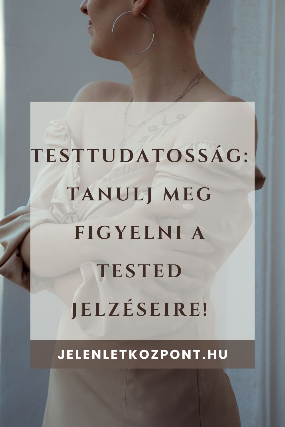 Nő tudatosan figyel a teste jelzéseire, testtudatosság gyakorlása.