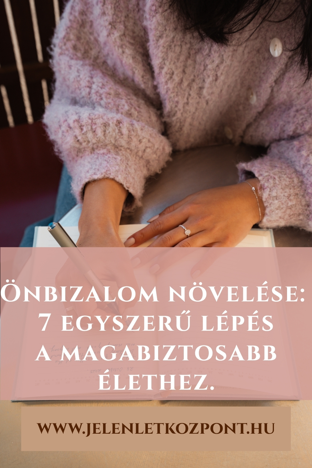 Nő feljegyzi a napi apró sikereit egy naplóba.