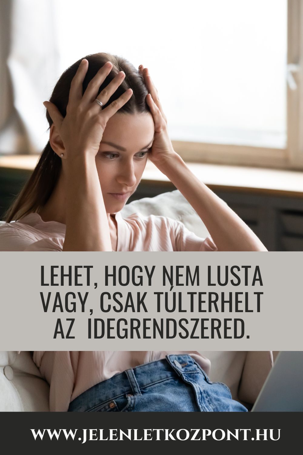 Egy nő ül a kanapén miközben teljesen kimerült az idegrendszere.