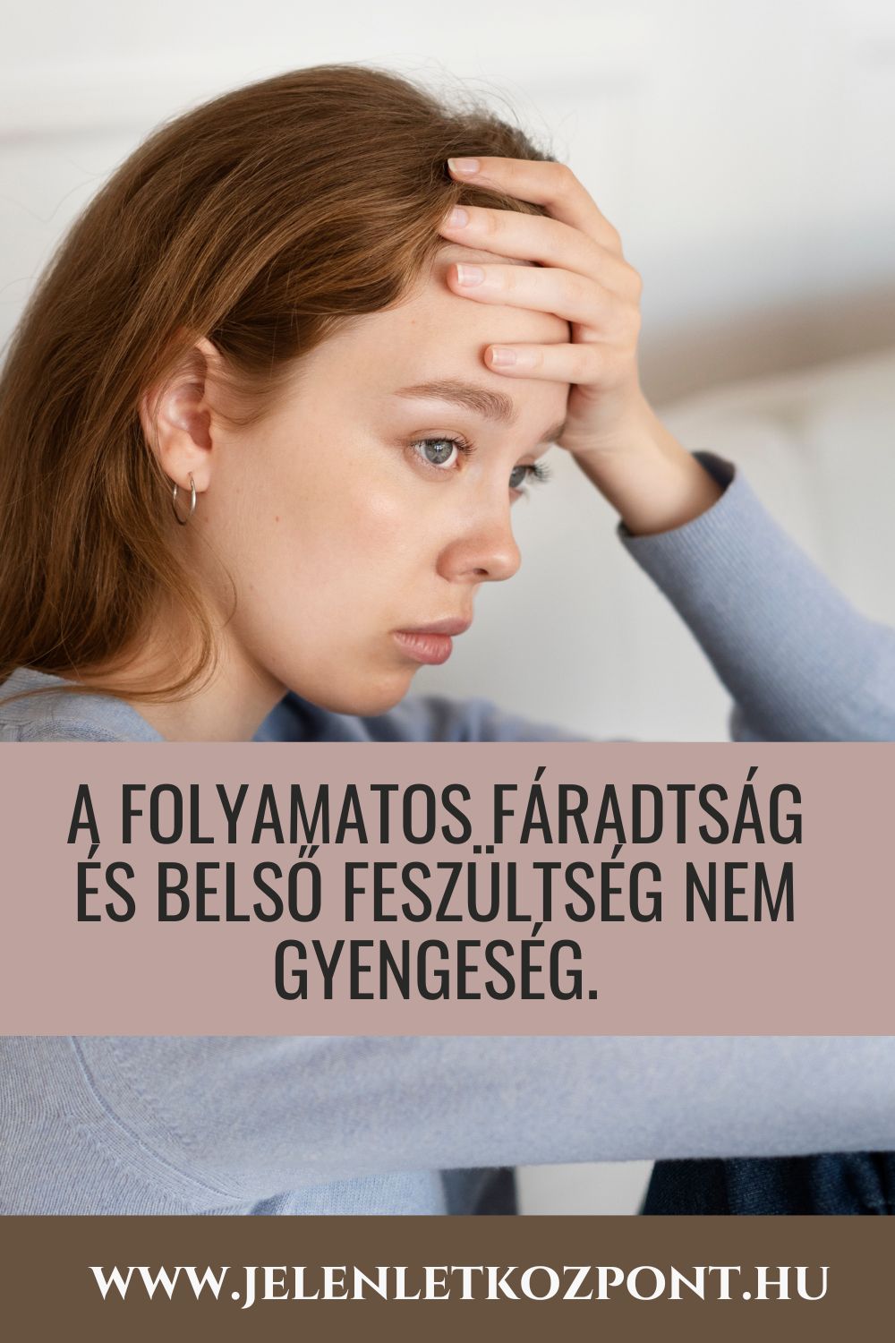 Fáradt, kimerült nő a túlterhelt idegrendszer tüneteivel küzd.